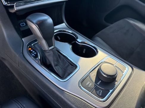 Used 2022 Jeep Grand Cherokee Laredo X image 11