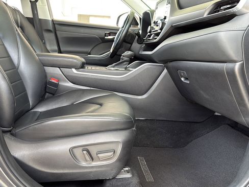 Used 2022 Toyota Highlander XLE image 30