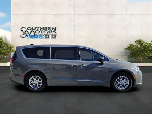 Used 2025 Chrysler Pacifica Select FWD image 6