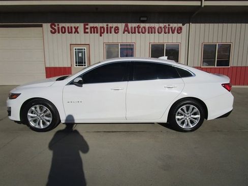 Used 2022 Chevrolet Malibu LT image 2