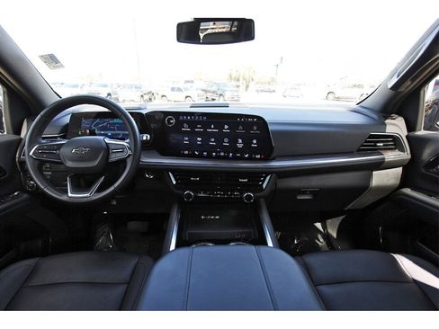 Used 2025 Chevrolet Suburban Z71 image 7