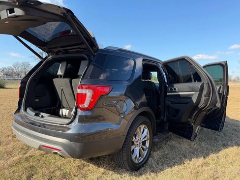 Used 2017 Ford Explorer XLT w/ Equipment Group 202A image 6