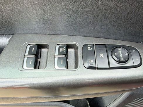 Used 2020 Kia Sportage LX image 12