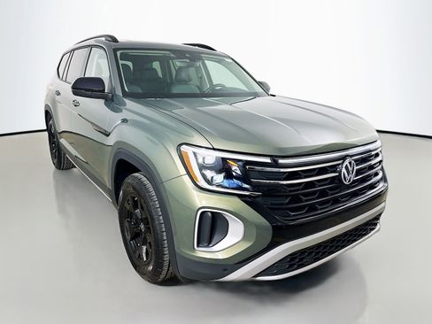 Used 2025 Volkswagen Atlas Peak Edition SE AWD/4WD image 3