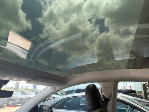 Used 2024 Tesla Model Y Long Range RWD image 12