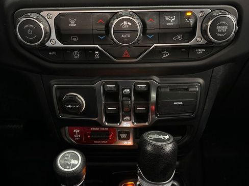 Used 2018 Jeep Wrangler Unlimited Rubicon image 17