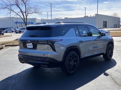Used 2025 Chevrolet Traverse RS image 10