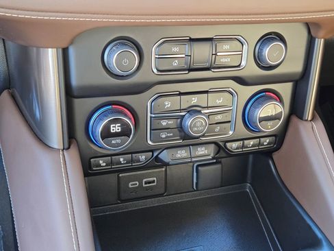 Used 2024 Chevrolet Suburban High Country w/ Advanced Technology Package image 21