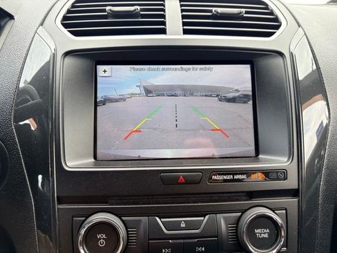 Used 2017 Ford Explorer XLT w/ Equipment Group 201A AWD/4WD image 24