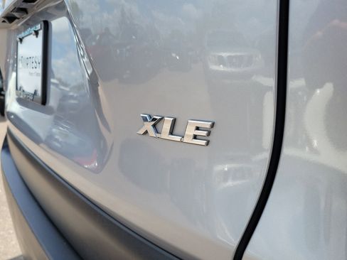 Used 2019 Toyota RAV4 XLE Premium image 9