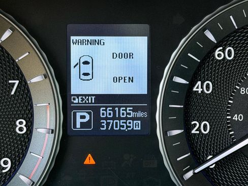 Used 2015 INFINITI Q70 3.7 w/ Deluxe Touring Package AWD/4WD image 16