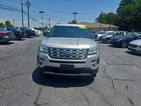 Used 2017 Ford Explorer XLT w/ Equipment Group 201A FWD image 2