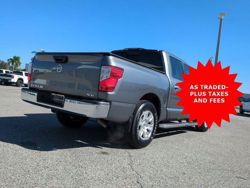 Used 2018 Nissan Titan SV image 5