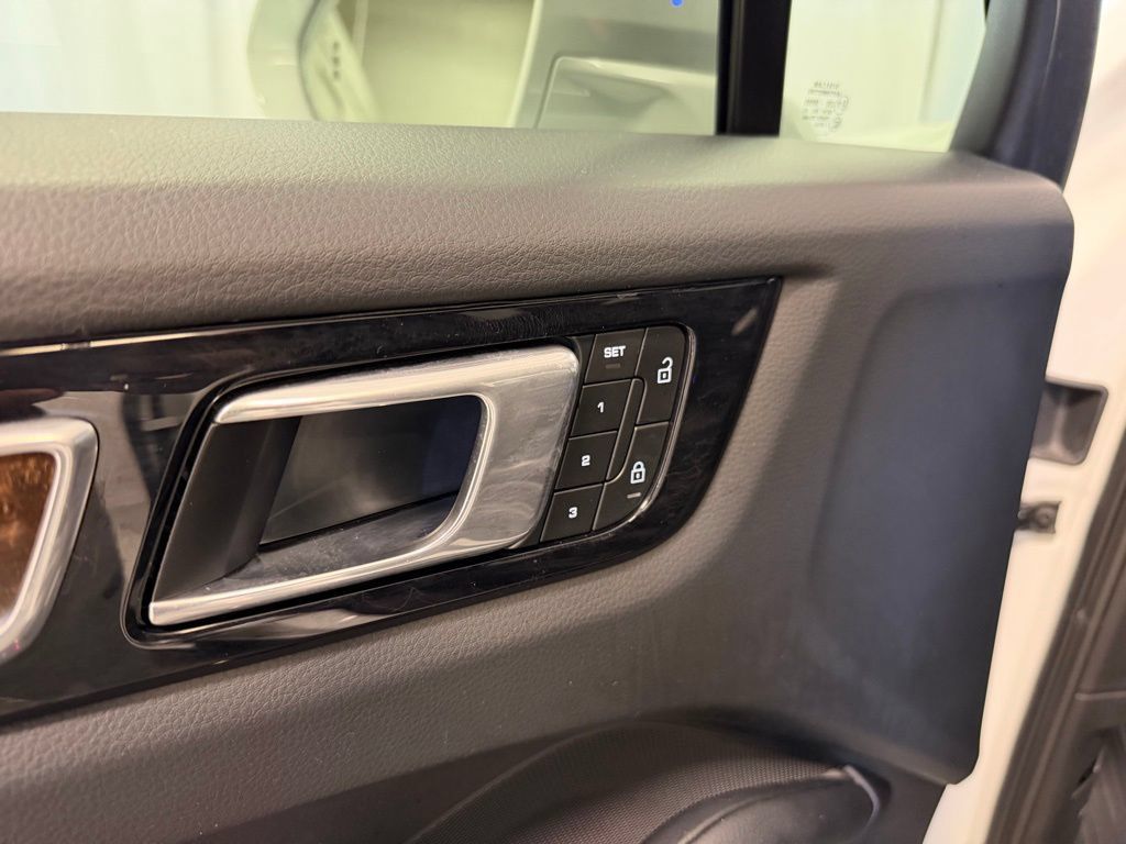 Certified 2023 Porsche Cayenne Platinum Edition AWD/4WD image 7