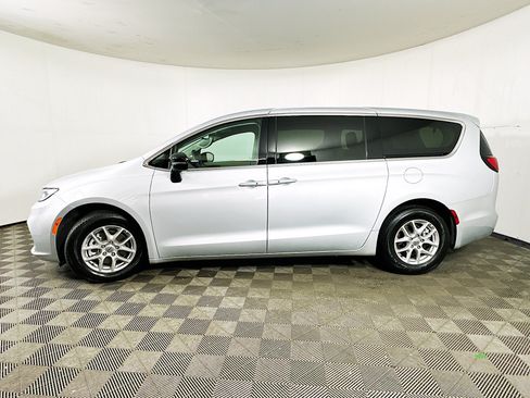 Used 2024 Chrysler Pacifica Touring-L FWD image 4