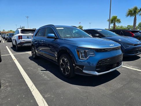 Certified 2023 Kia Niro Wave w/ Wave Preserve Package FWD image 3