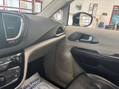 Certified 2024 Chrysler Pacifica Touring-L FWD image 54