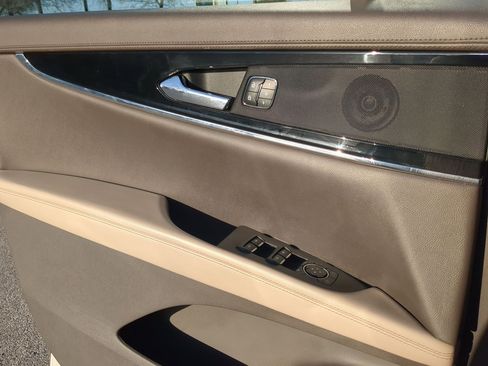 Used 2022 Lincoln Nautilus FWD w/ Premium Package image 12