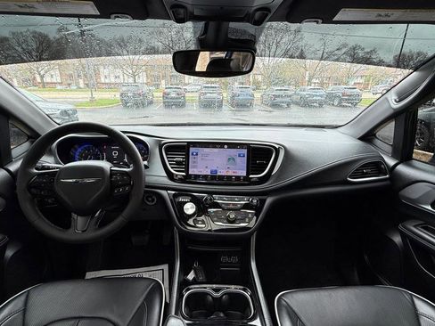 Used 2025 Chrysler Pacifica Limited image 15