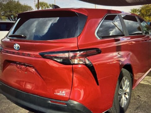 Used 2024 Toyota Sienna LE image 4