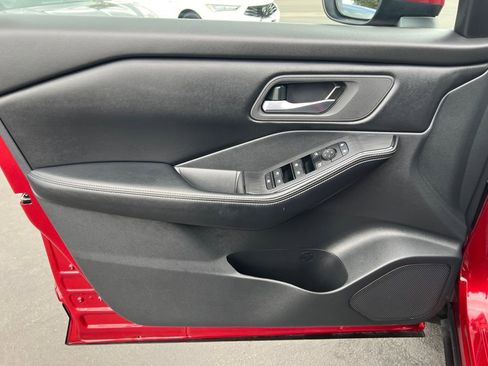 Used 2024 Nissan Rogue SV image 12