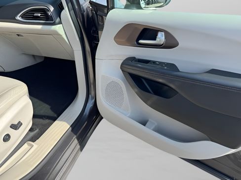 Used 2018 Chrysler Pacifica Touring-L Plus FWD image 19