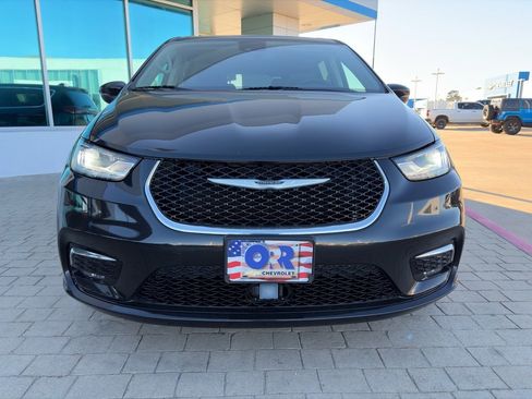 Used 2023 Chrysler Pacifica Touring-L image 3