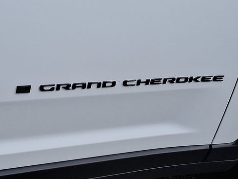New 2025 Jeep Grand Cherokee Altitude image 13