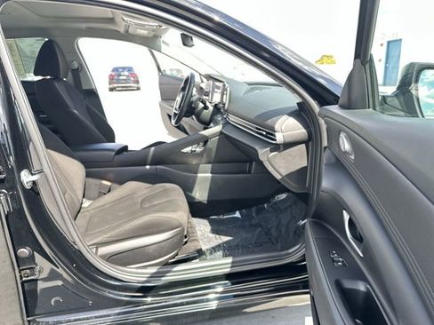 Used 2025 Hyundai Elantra SEL image 24