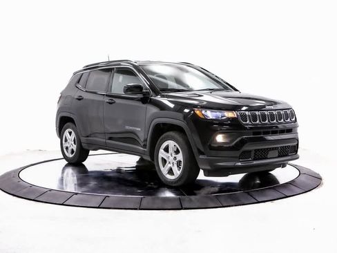 Used 2023 Jeep Compass Latitude image 9