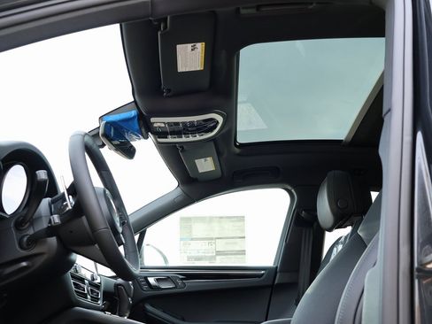 New 2026 Porsche Macan image 35