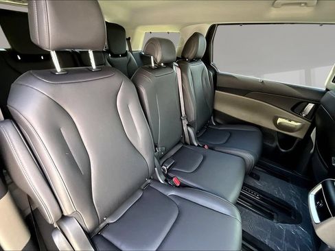 New 2026 Kia Carnival EX FWD image 9