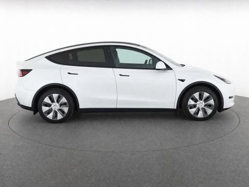 Used 2022 Tesla Model Y Long Range AWD/4WD image 2