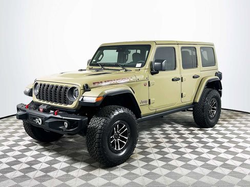 Used 2025 Jeep Wrangler Unlimited Rubicon AWD/4WD image 3