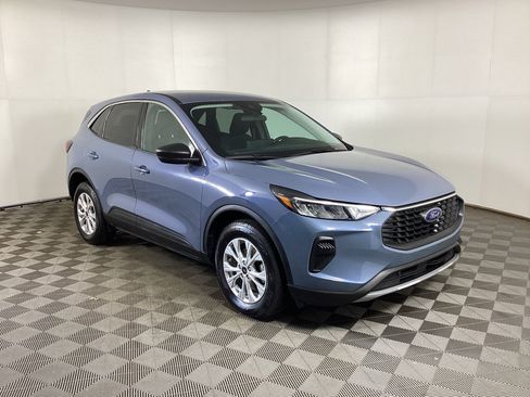 Used 2023 Ford Escape Active w/ Tech Pack #1 AWD/4WD image 1