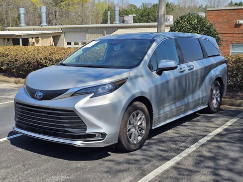 Used 2025 Toyota Sienna XLE image 3