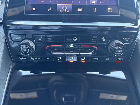 Used 2025 Jeep Grand Cherokee Altitude AWD/4WD image 4
