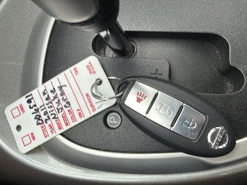 Used 2011 Nissan Juke SL FWD image 34