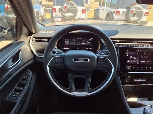 New 2025 Jeep Grand Cherokee L Laredo image 10