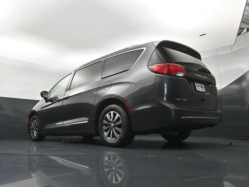 Used 2020 Chrysler Pacifica Touring-L Plus w/ Advanced Safetytec Group FWD image 22