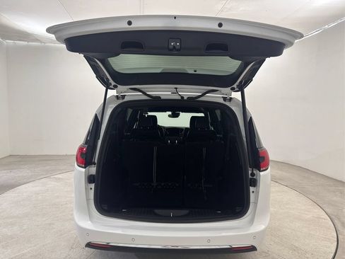 Used 2025 Chrysler Pacifica Select FWD image 26