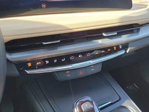Used 2025 Cadillac XT4 Premium Luxury FWD image 27