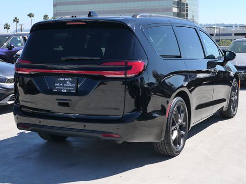 Used 2025 Chrysler Pacifica Limited FWD image 3