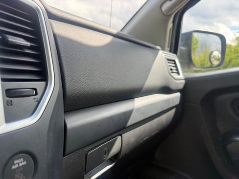Used 2017 Nissan Titan 4x4 Crew Cab image 25