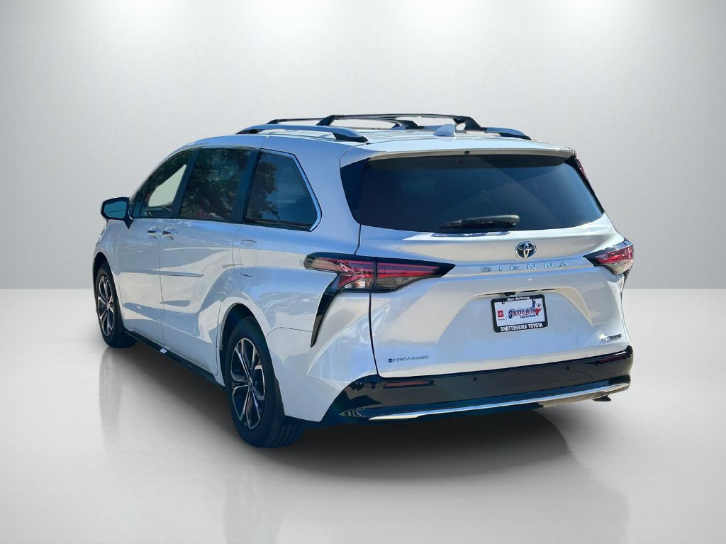 Used 2025 Toyota Sienna Platinum AWD/4WD image 7