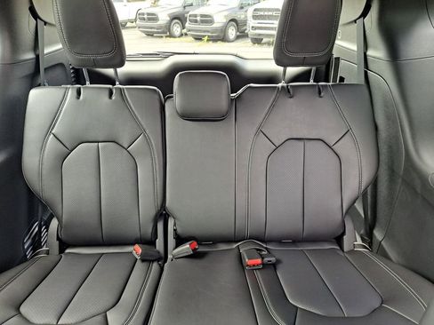 New 2025 Chrysler Pacifica Select image 24