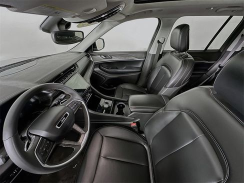 Used 2024 Jeep Grand Cherokee Limited w/ Black Appearance Package image 11