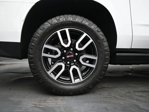Used 2021 GMC Yukon XL AT4 w/ AT4 Premium Plus Package AWD/4WD image 11