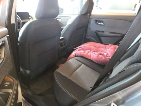 Used 2022 Nissan Rogue SV image 12