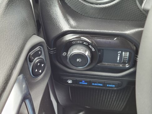 Used 2025 Jeep Wrangler Unlimited Rubicon 4xe w/ Convenience Group AWD/4WD image 10